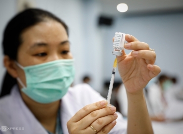 Đề xuất ưu tiên tiêm vaccine cho lao động ngành sản xuất